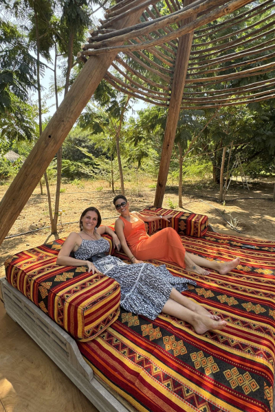 Elsa et une amie, détente sous Tipi