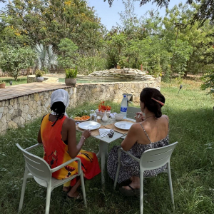Petit déjeuner devant votre case ronde