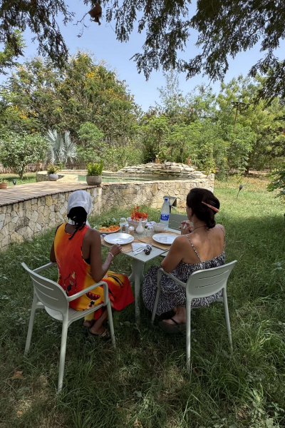 Petit déjeuner devant votre case ronde